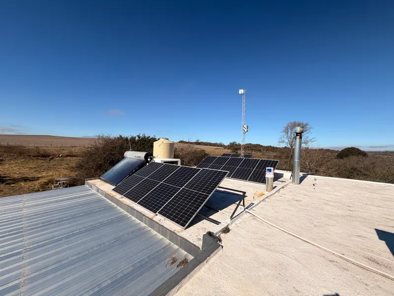 Campo con paneles y termotanque solar, foto 1