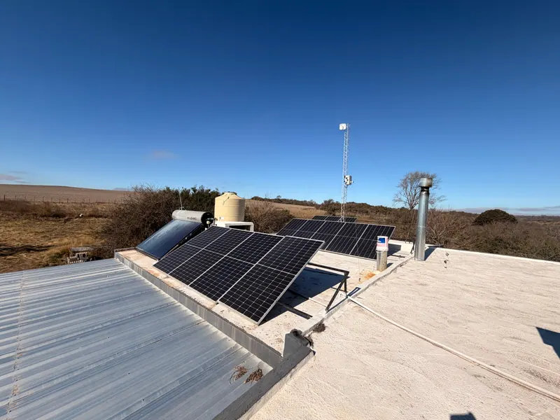 Campo con paneles y termotanque solar, foto 2