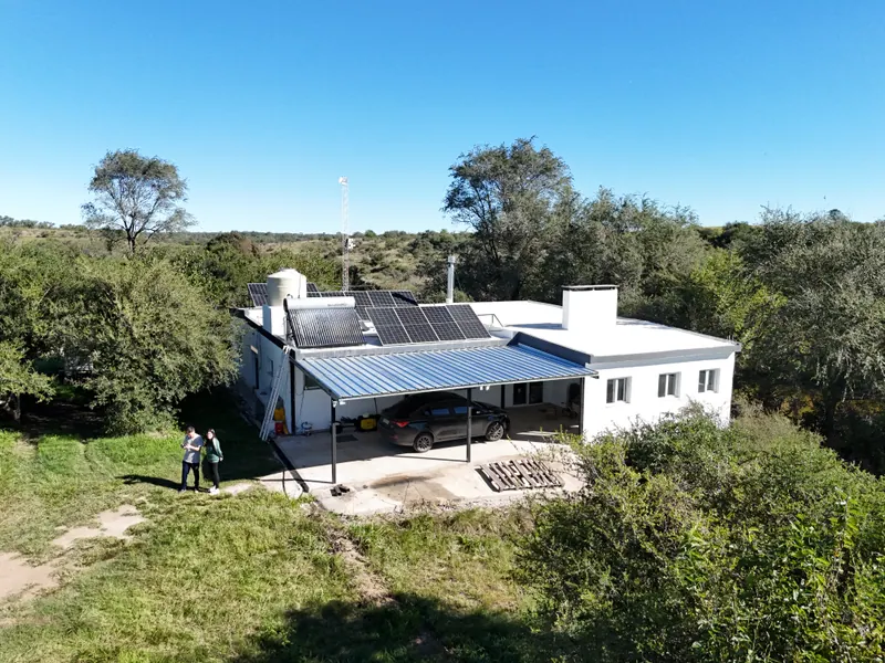 Campo con paneles y termotanque solar, foto 3